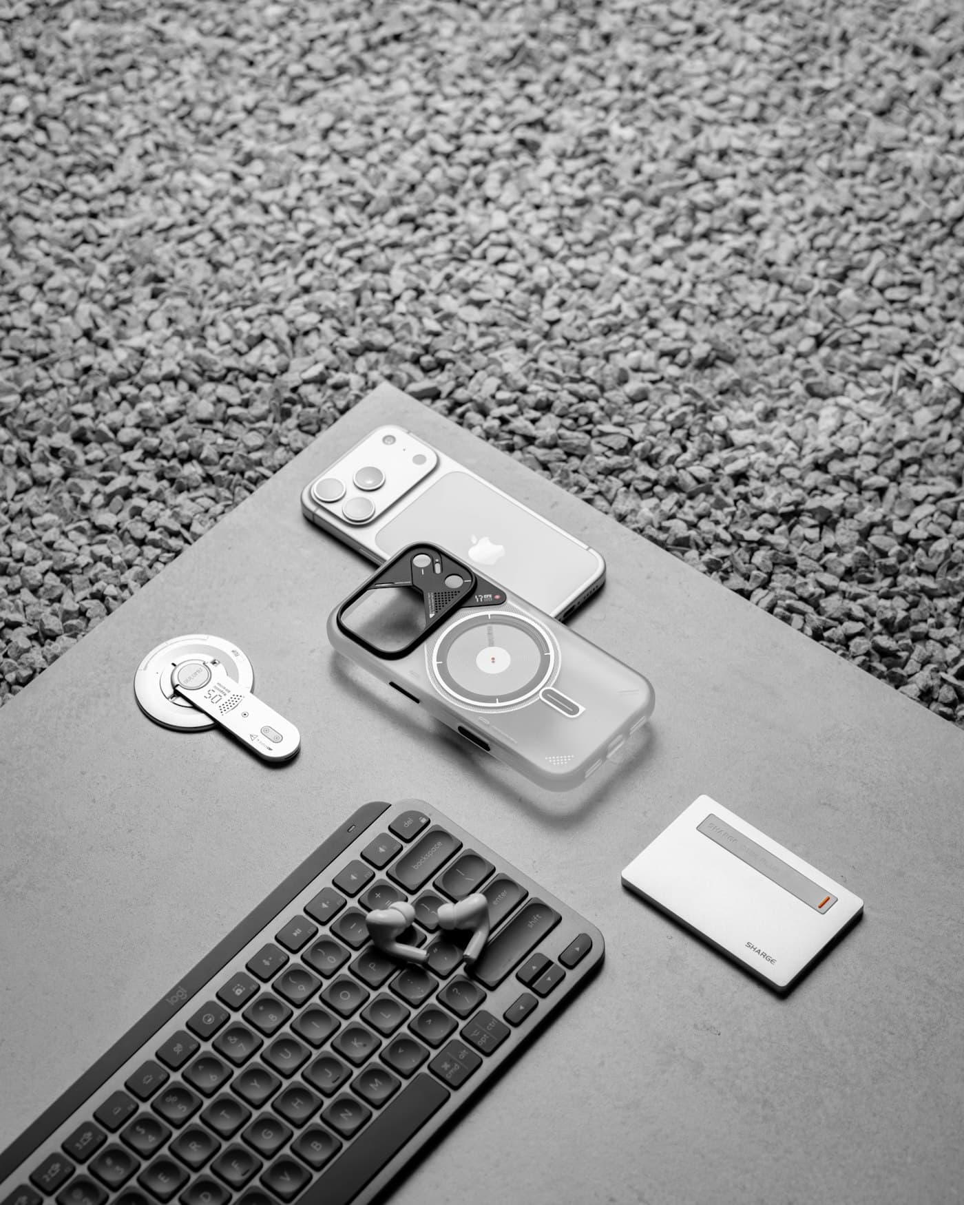 Téléphone, coque aimantée, écouteurs et clavier disposés à plat