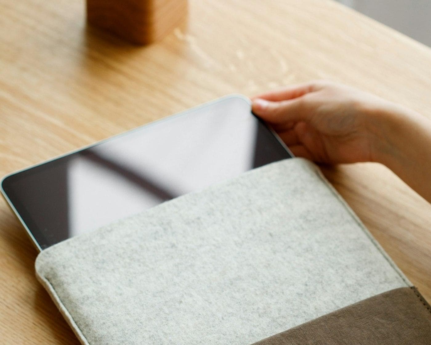 Tablette glissée dans une housse en feutre gris