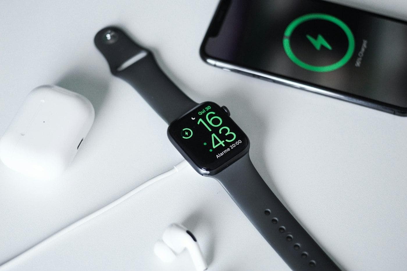 Montre et téléphone posés en charge