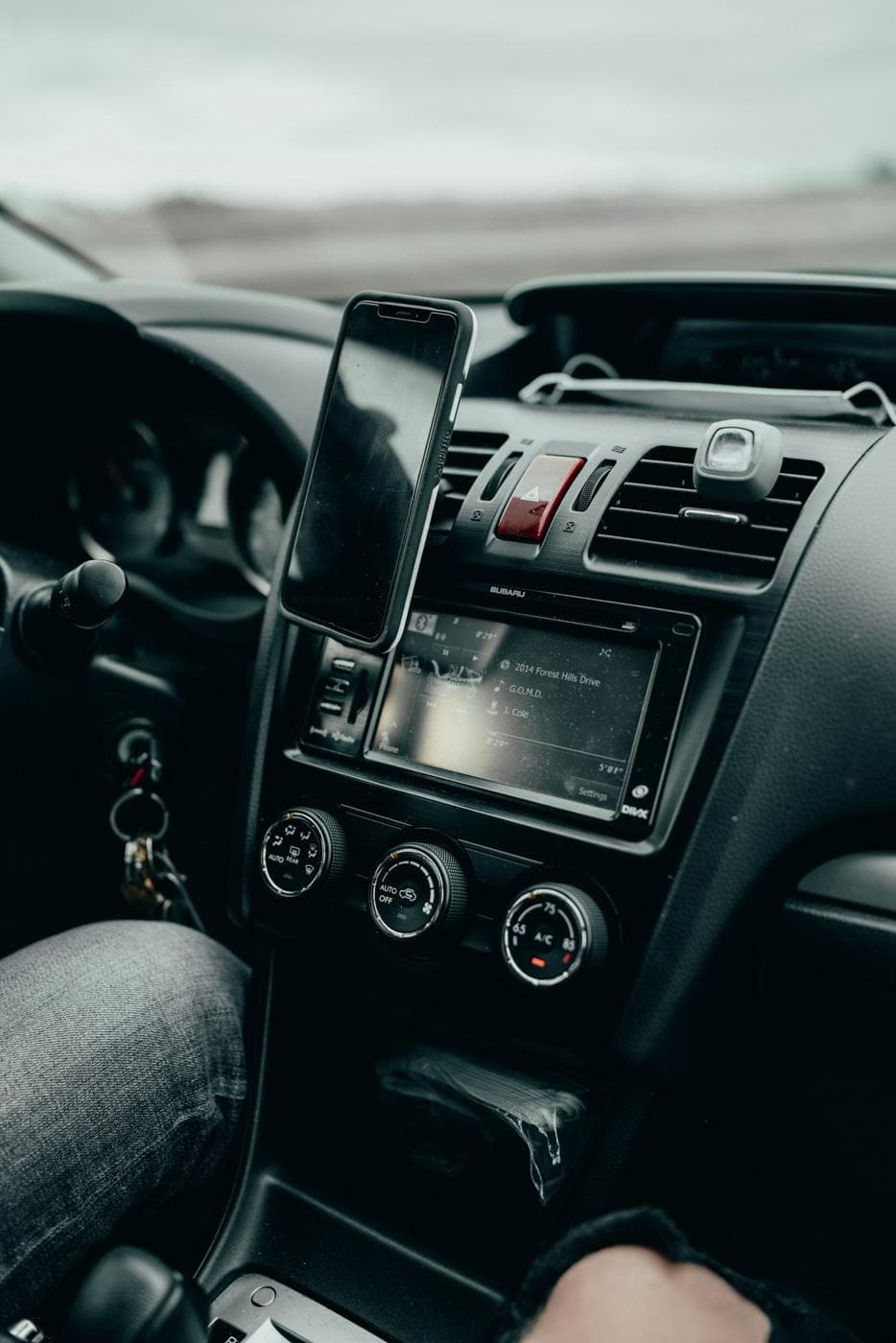 Téléphone fixé sur la grille d’aération d’une voiture