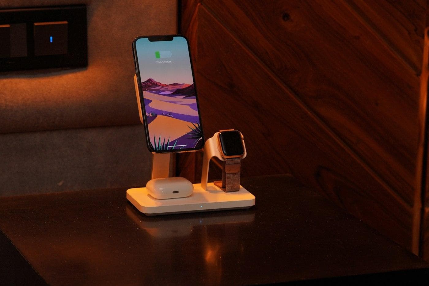 Station de charge avec téléphone et montre posée sur une table de nuit