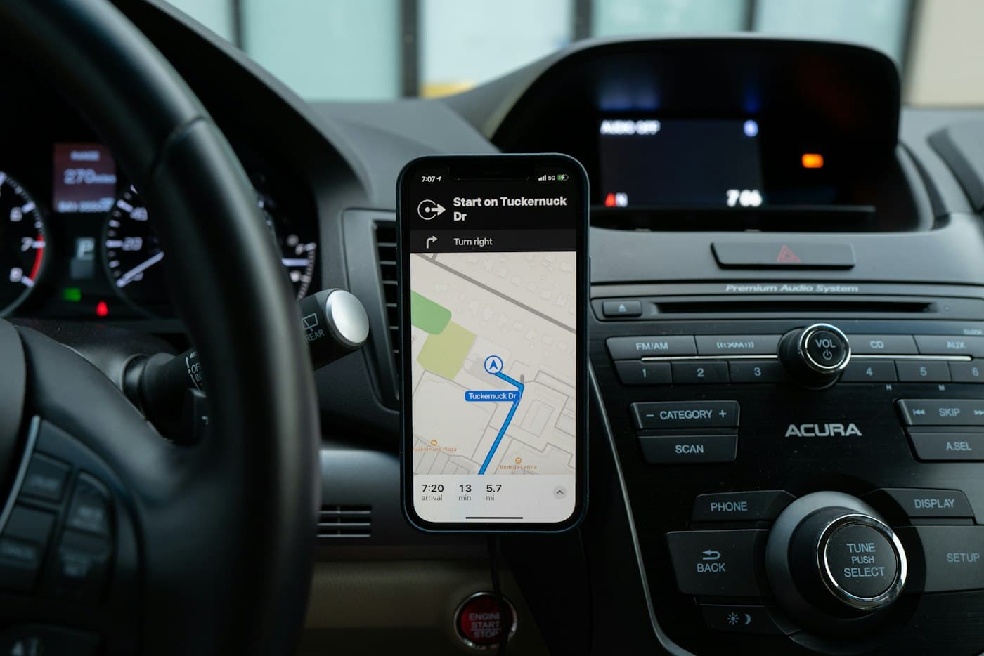Téléphone fixé sur la grille d’aération d’une voiture, GPS affiché
